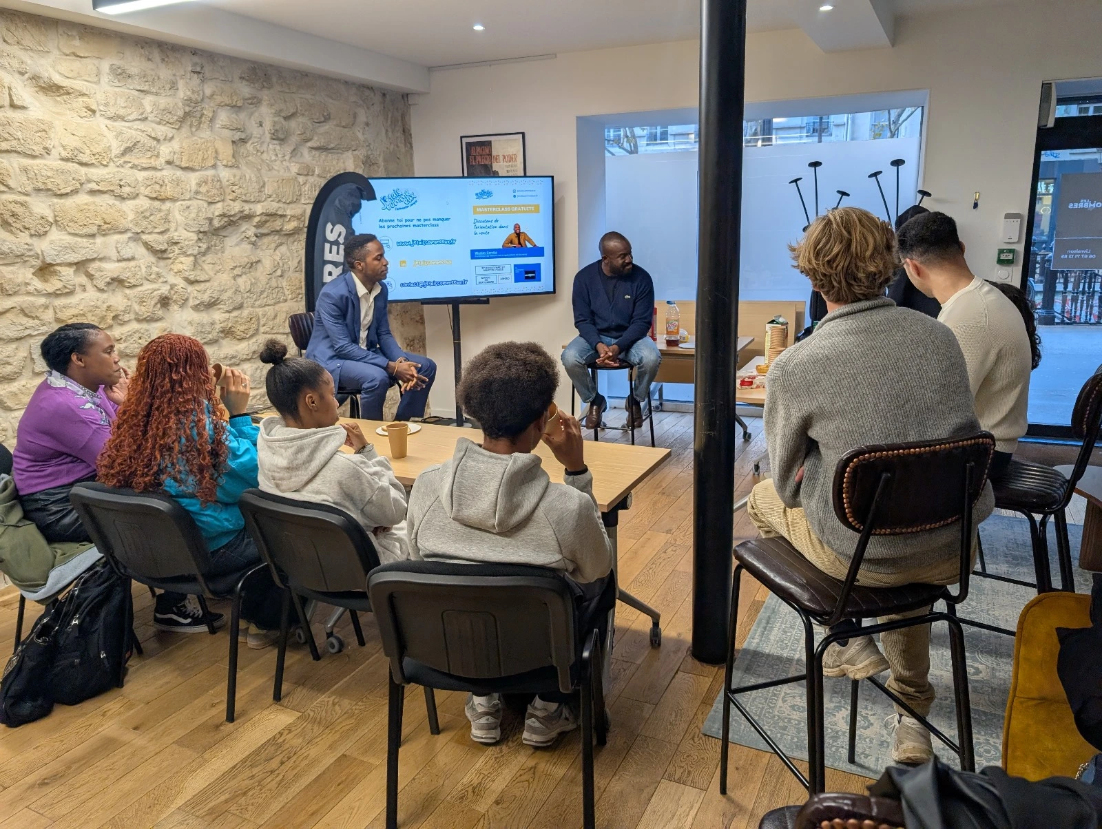 Classe écoutant une présentation de l'association J'étais comme eux