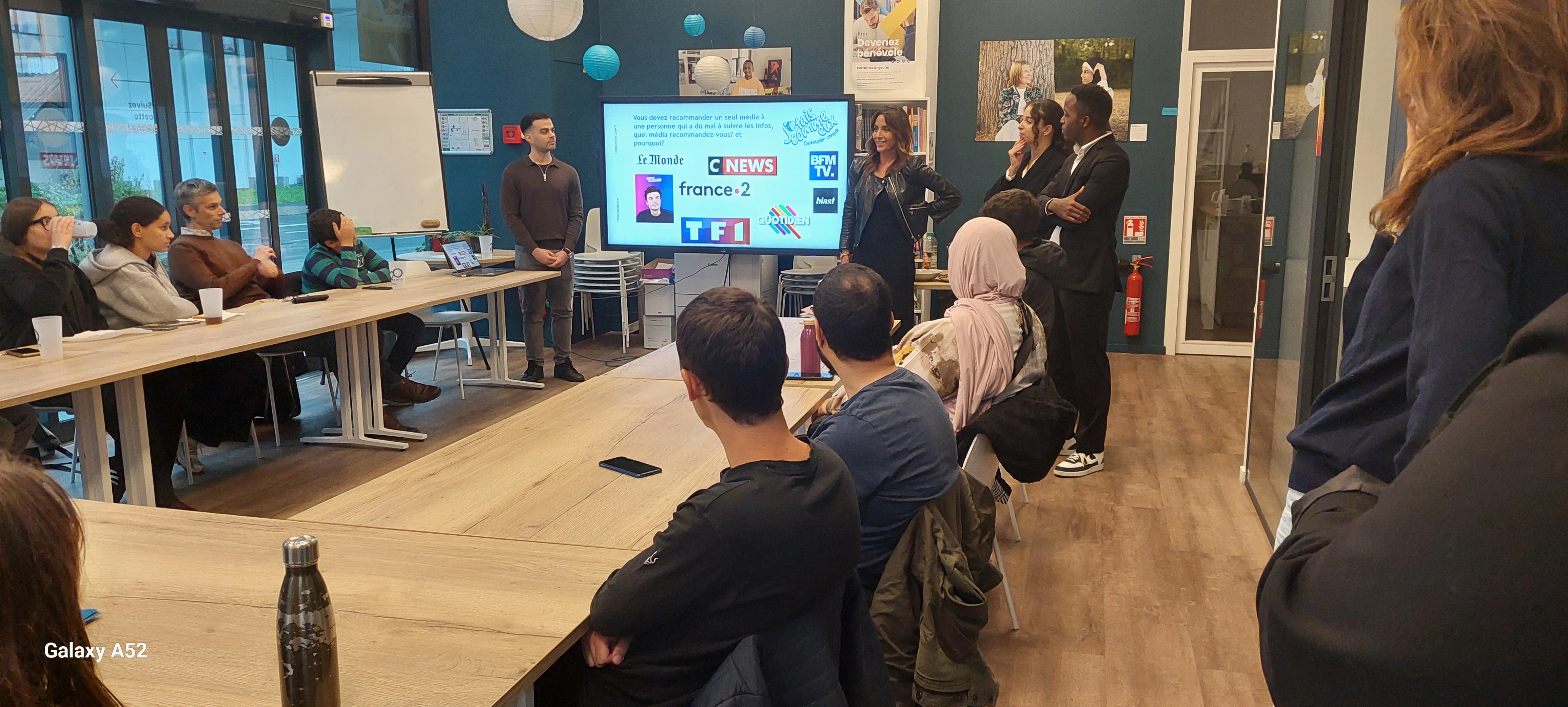 Lycéens écoutant la présentation de l'association J'étais Comme Eux 